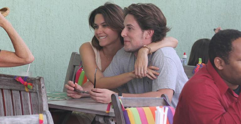 Fernanda Machado almoça com o amado, Robert Riskin, no Rio de Janeiro