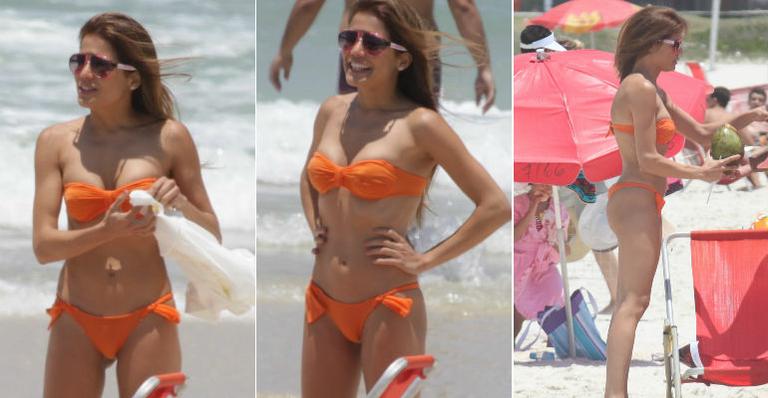 Com biquíni fashion, Nívea Stelmann se bronzeia em praia carioca