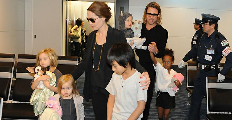 Brad Pitt e Angelina Jolie deixam o Japão acompanhados de “criaturas bizarras”