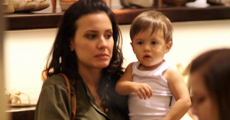 Juliana Knust passeia com o pequeno Matheus no Rio