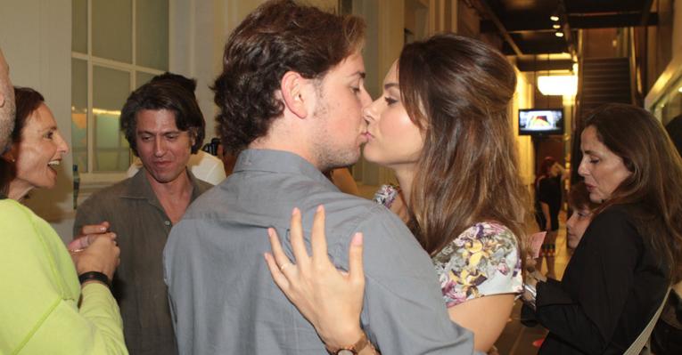 Fernanda Machado e Robert Riskin em demonstração pública de amor