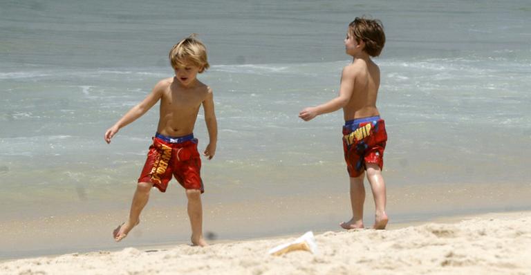 Filhos de Britney Spears se divertem em Ipanema