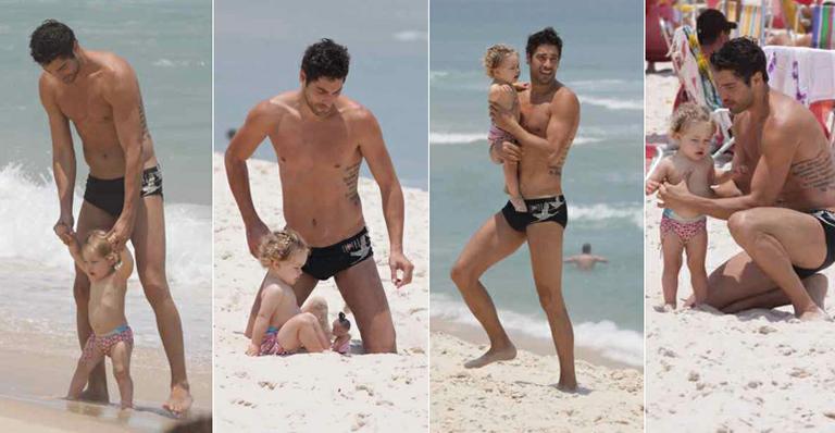 Victor Pecoraro brinca com a filha em praia carioca