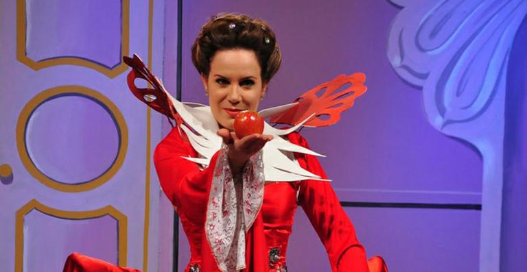 Regina Volpato se caracteriza de Bruxa Má, personagem do filme ‘A Branca de Neve’