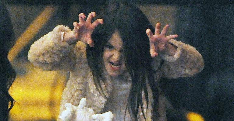 Suri, a filha de Tom Cruise e Katie Holmes, faz caretas para fotógrafos