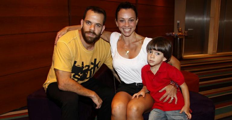 Carla Marins e o marido, Hugo Baltazar, levam o pequeno Leon ao teatro