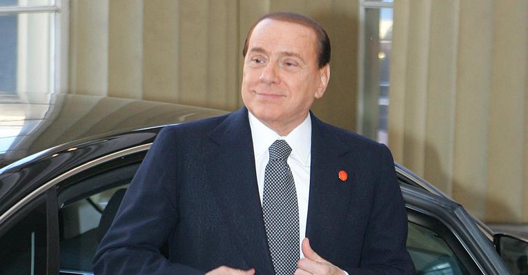 Silvio Berlusconi, sogro de Alexandre Pato, renuncia ao cargo de Primeiro Ministro da Itália