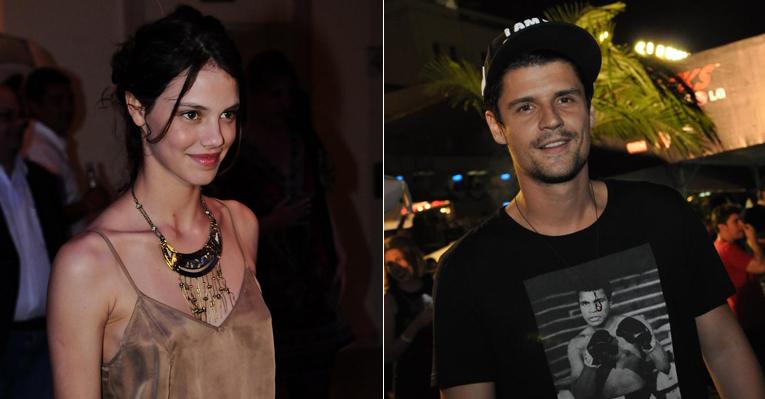 Laura Neiva e Felipe Solari são vistos aos beijos em festival de música