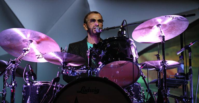 Com camiseta dos Beatles, Ringo Starr faz sua primeira apresentação em São Paulo