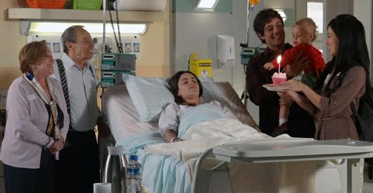Primeiro aniversário de Júlia é comemorado no hospital ao lado de Ana em ‘A Vida da Gente’