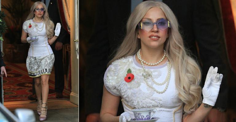 Lady Gaga aparece com look comportado
