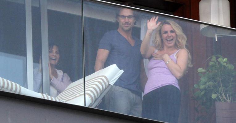 Britney Spears acena para fãs da sacada do hotel no Rio de Janeiro