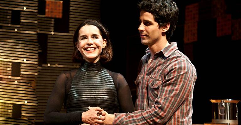 Lucélia Santos retorna ao teatro em família, com ‘Alguém Acaba de Morrer Lá Fora’