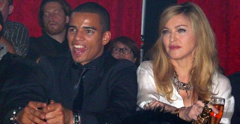Madonna toma champanhe em balada com namorado e a filha em Nova York