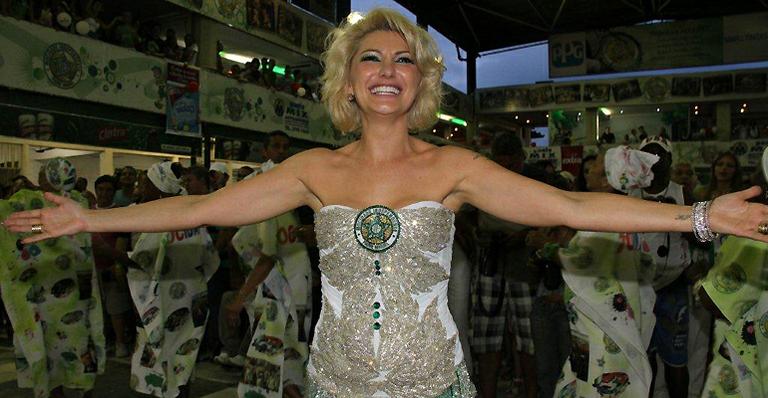 Antonia Fontenelle é coroada rainha da Mocidade Independente