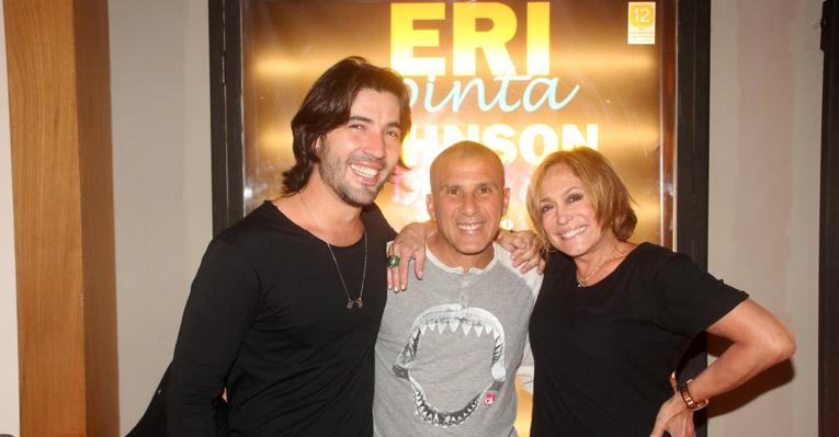 Casal Susana Vieira e Sandro Pedroso prestigia Eri Johnson no teatro