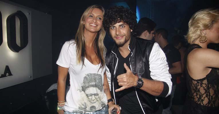 Jesus Luz na balada acompanhado de loira