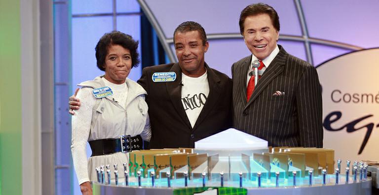 Silvio Santos entrega mais um milhão de reais