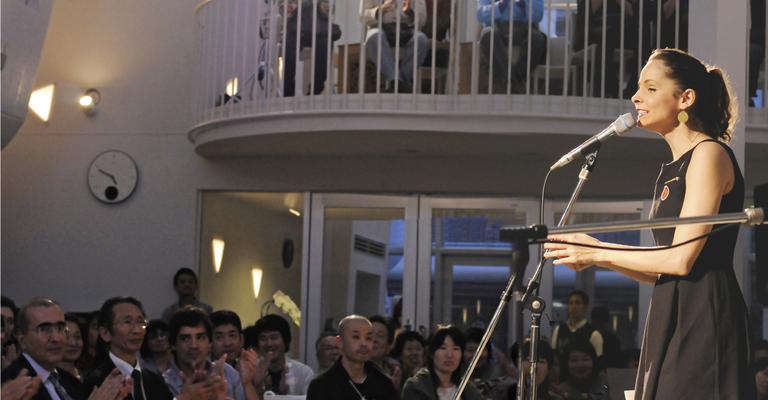 Blubell se apresenta em igreja no Japão