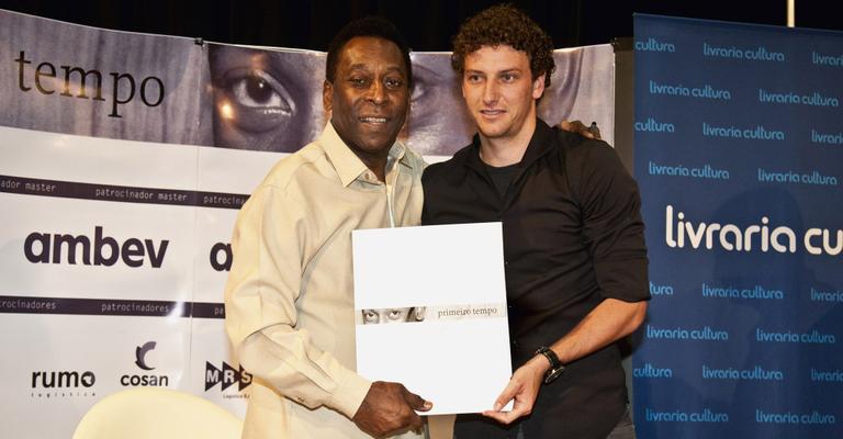 Rei Pelé autografa novo livro em São Paulo