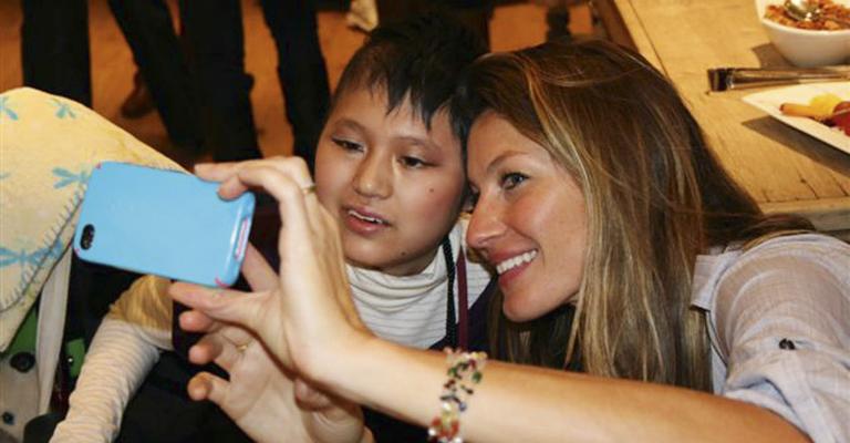 Gisele Bündchen anima meninas portadoras de câncer em Boston