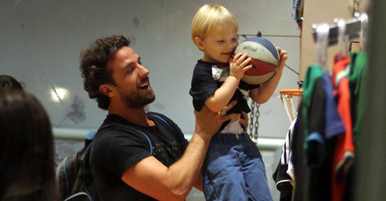 Carlos Bonow brinca com o filho no shopping