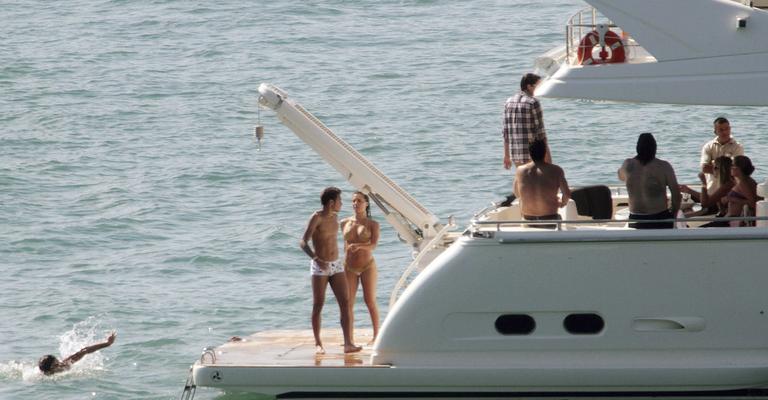 Neymar curte tarde de lazer com Carol Abranches