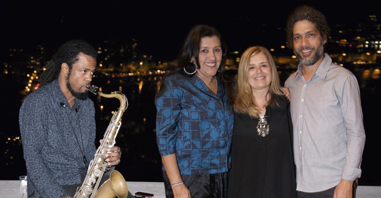 Christina Oiticica autografa própria biografia para vips no Rio de Janeiro