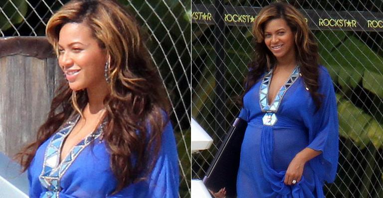 Beyoncé exibe o barrigão da gravidez em passeio