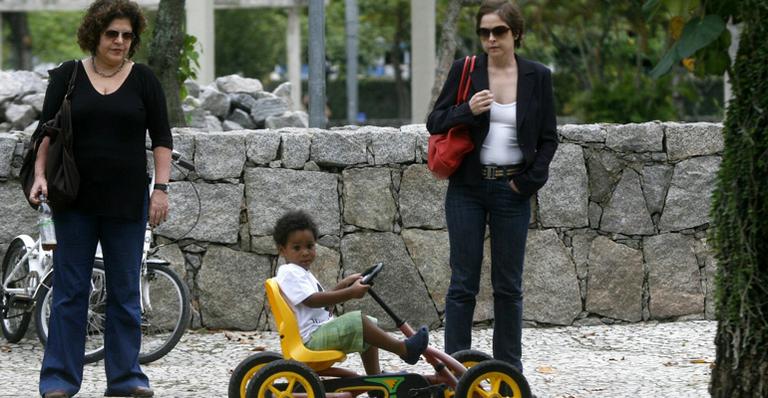Drica Moraes curte passeio com o filho no Rio