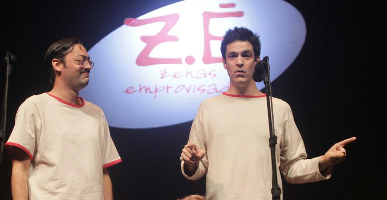Mateus Solano participa de show de humor no Rio de Janeiro