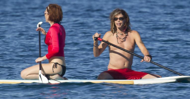 Steven Tyler, vocalista do Aerosmith, aproveita férias no Havaí