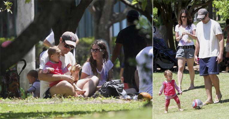 Thiago Lacerda e Vanessa Lóes brincam com a filha Cora no Rio