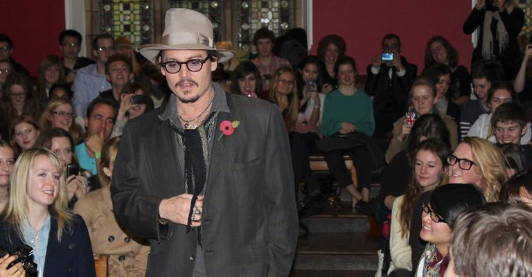 Johnny Depp participa de evento com estudantes na Universidade de Oxford