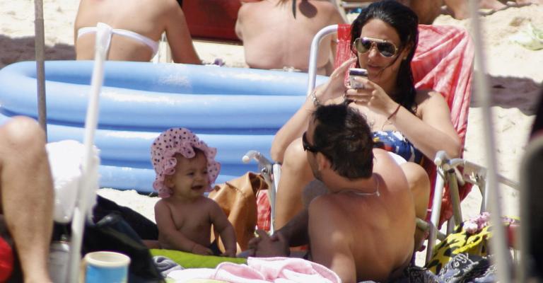Marcelo Faria tem dia de lazer no Leblon com a família