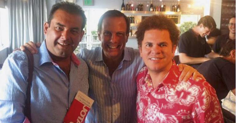 Romero Britto recebe vips em galeria em Miami