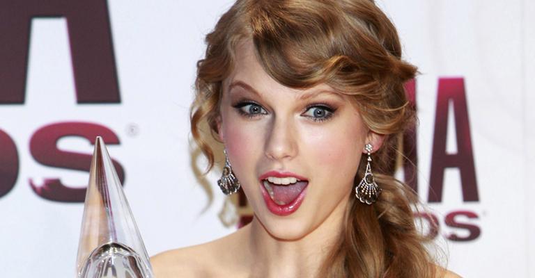 Taylor Swift é eleita Artista do Ano em prêmio de música country