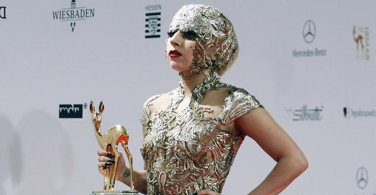 Lady Gaga desfila em inusitado longo ao receber troféu na Alemanha