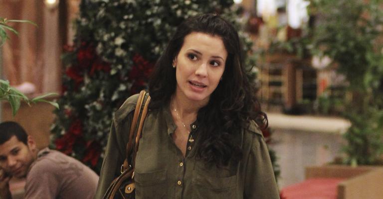 Juliana Knust passeia no shopping com o filho Matheus