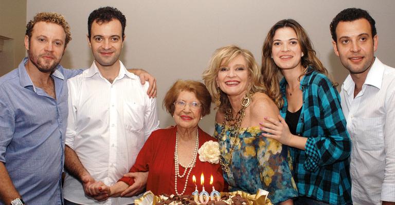 Escritora Geraldina Marx celebra 100 anos com a família