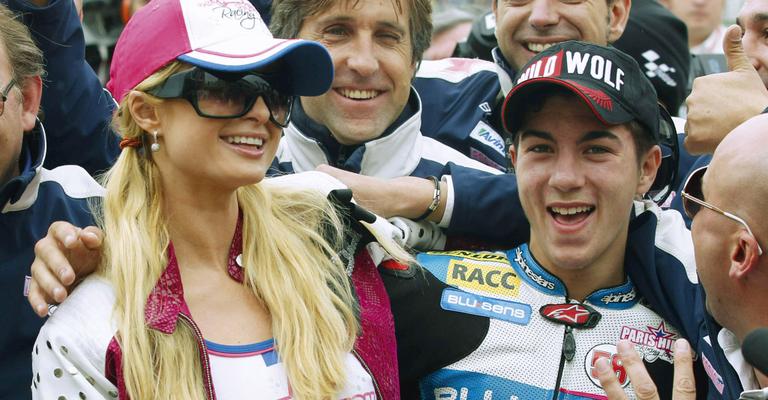 Paris Hilton festeja temporada de MotoGP na Espanha