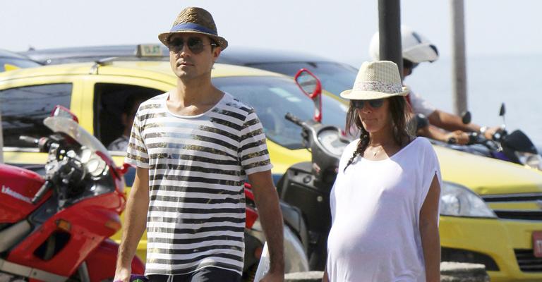 Francisca Pinto e Ricardo Pereira relaxam no Leblon, no Rio