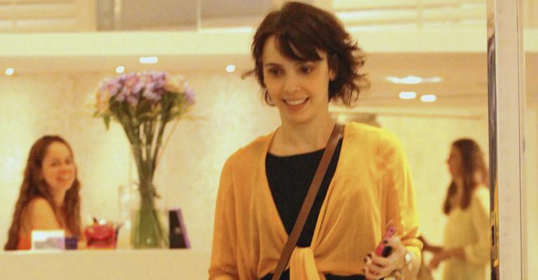 Débora Falabella tem dia de compras com a filha no Rio