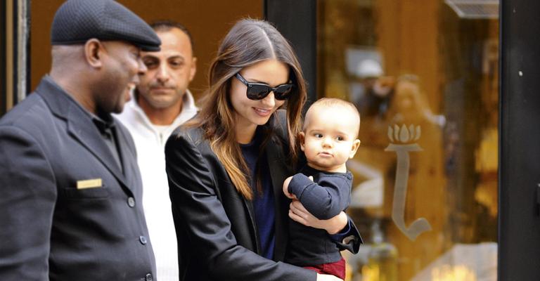 Top Miranda Kerr passeia com o filho em Nova York