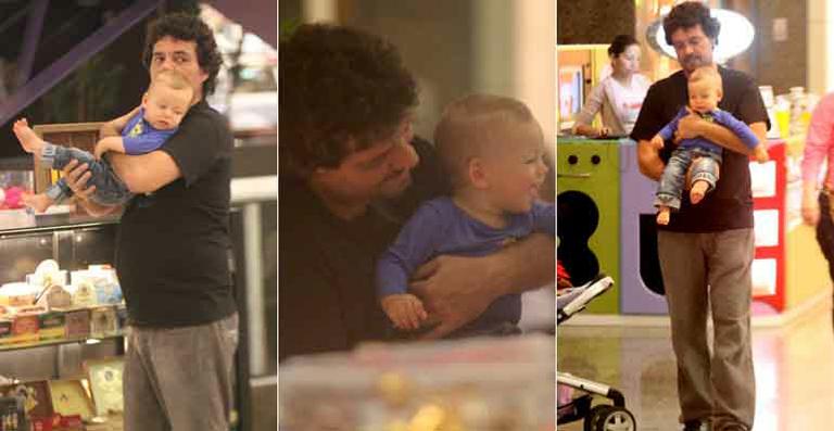 Carinhos de Felipe Camargo com o filho durante passeio no shopping