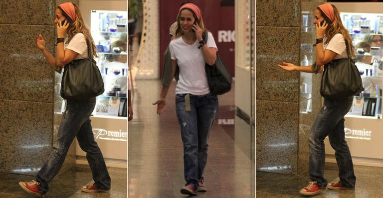 Look despojado de Paloma Duarte durante passeio no shopping do Rio de Janeiro