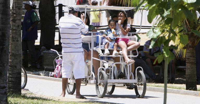 Zeca Pagodinho curte a família no Rio de Janeiro
