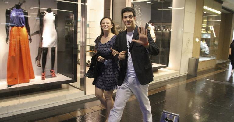 Mateus Solano assiste a filme de Almodóvar com a esposa