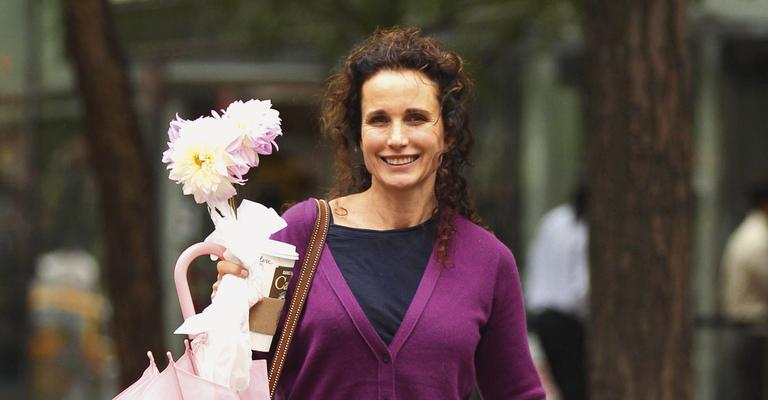 Andie Macdowell passeia pela Big Apple