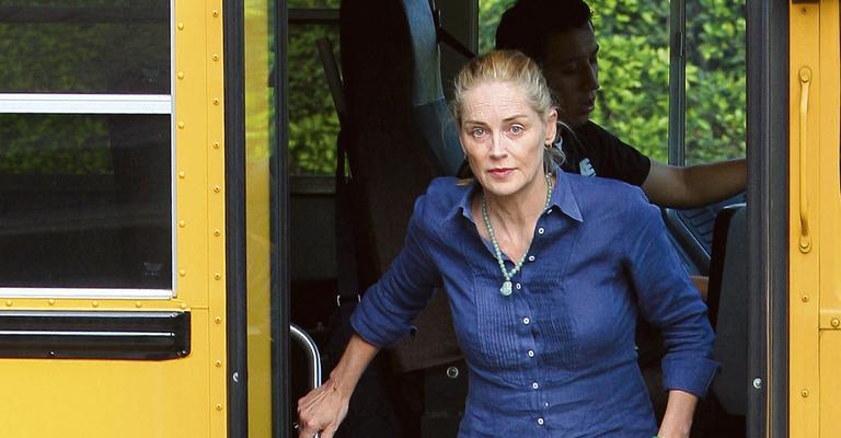 Sharon Stone inspeciona ônibus escolar dos filhos em Los Angeles
